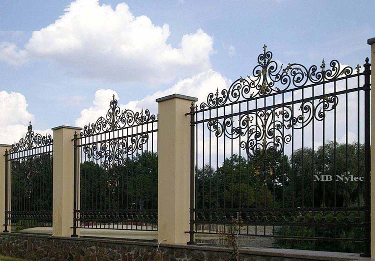 Traditional palace fence